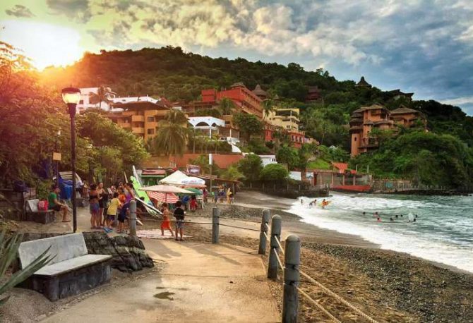 Zihuatanejo Charming | Zihuatanejo Tour by foot | Pacific Tours Ixtapa. Get to know Zihuatanejo better by taking this walking tour that will get you to places you didnt know and learn more about the history of this fishing village and its cutoms and traditions of it. Activities in Ixtapa Zihuatanejo